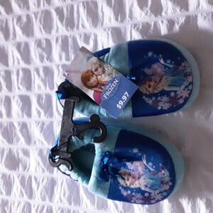 Disney frozen Girl's slippers size medium (7-8).